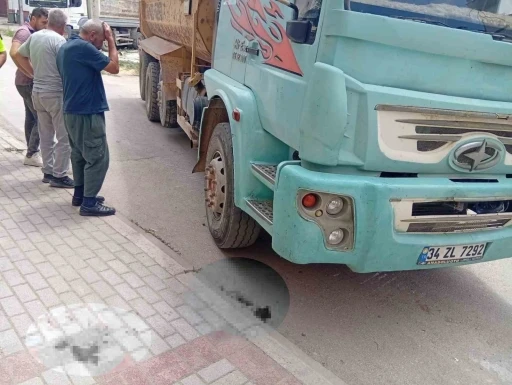 Kamyonun altında kalan bisikletli &ccedil;ocuk ağır yaralandı
