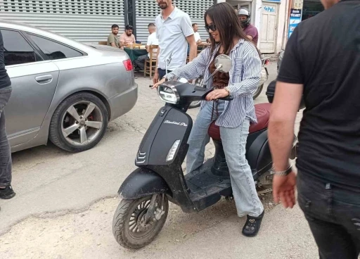 Kamyonun altında kalmaktan son anda kurtuldu: O anlar kamerada
