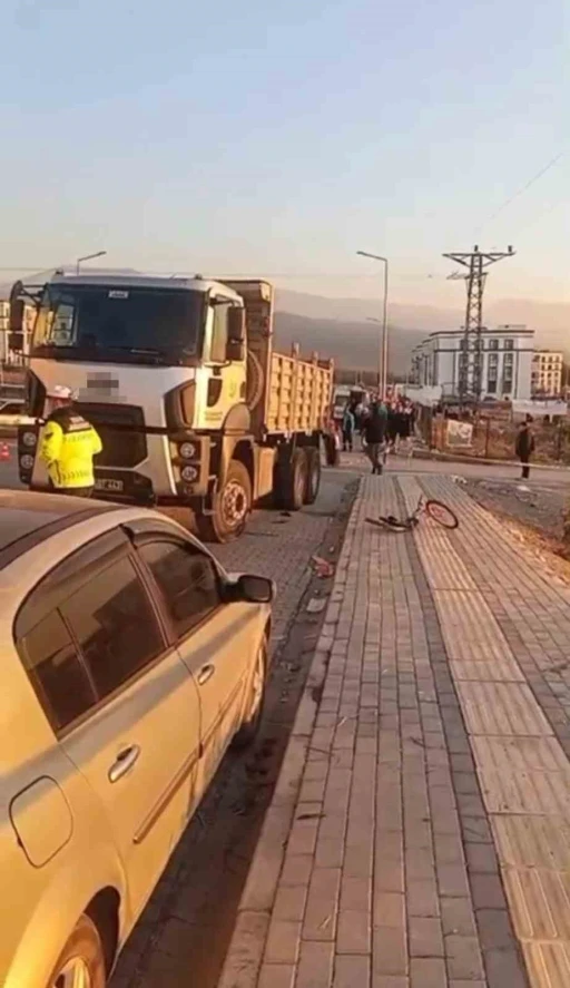 Kamyonun &ccedil;arptığı 6 yaşındaki bisikletli &ccedil;ocuk hayatını kaybetti
