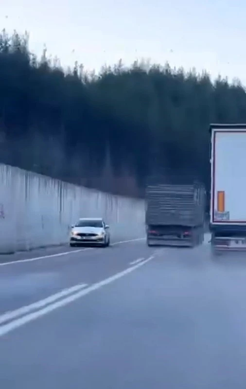 Kamyonun sollama manevrası kazaya neden oluyordu: O anlar kamerada
