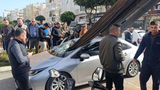 Kamyonun &uuml;zerindeki inşaat demirleri seyir halindeki otomobile &rsquo;ok&rsquo; gibi saplandı
