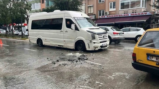 Kanalizasyon borusu patladı, s&uuml;r&uuml;c&uuml;ler zor anlar yaşadı
