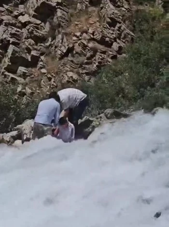 Kanispi Şelalesi&rsquo;nde korku dolu anlar: Akıntının ortasında kalan &ccedil;ocuk son anda kurtarıldı
