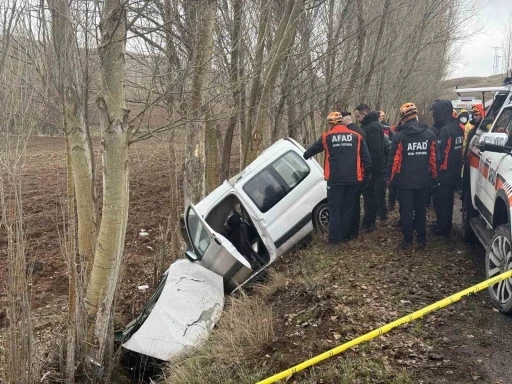 Kanser hastası babasını hastaneye g&ouml;t&uuml;r&uuml;rken kaza yaptı: 3 &ouml;l&uuml;