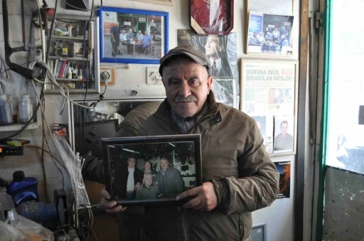 Kanser olan arkadaşının dükkanında bacayı tüttürmeye gayret ediyor
