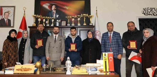 Kanser taramalarında başarı g&ouml;steren sağlık &ccedil;alışanlarına plaket verildi
