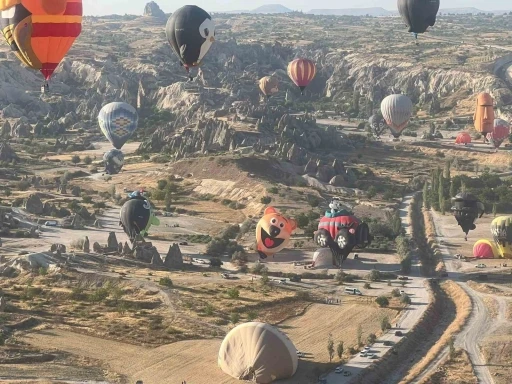 Kapadokya’da Balon Festivali başladı: 27 ülkeden 38 balon gökyüzünü süsledi
