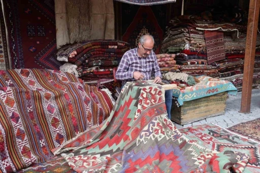 Kapadokya&rsquo;da eski halılar ustaların elinde yeniden hayat buluyor
