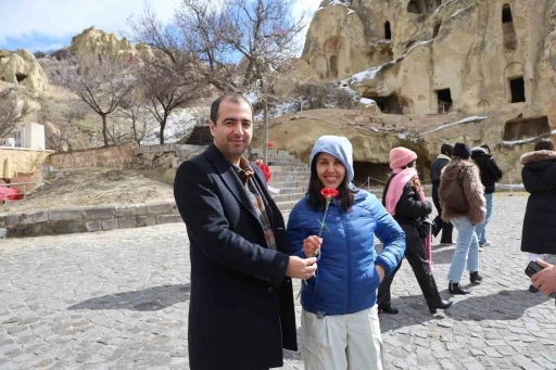 Kapadokya&rsquo;da kadın turistlere &ccedil;i&ccedil;ekli 8 Mart s&uuml;rprizi

