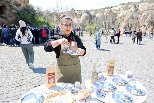 Kapadokya&rsquo;da turistlere T&uuml;rk kahvesi ve lokum ikramı
