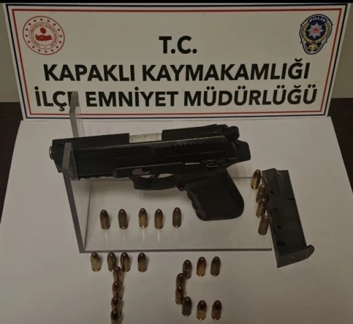 Kapaklı&rsquo;da 2 ruhsatsız tabanca ele ge&ccedil;ti
