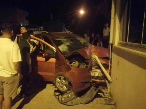 Kapaklı&rsquo;da alkoll&uuml; s&uuml;r&uuml;c&uuml; bina duvarına &ccedil;arptı: 2 yaralı
