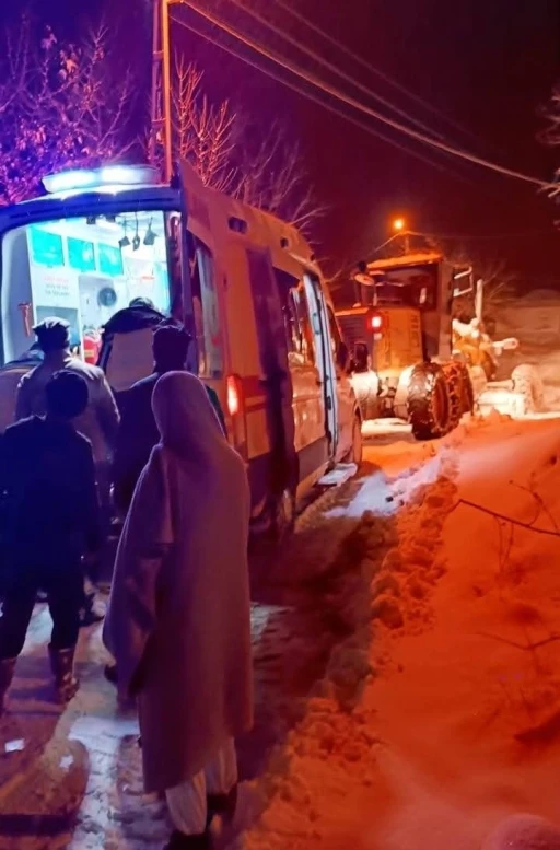 Kapalı k&ouml;y yolunun a&ccedil;ılmasıyla hasta hastaneye ulaştırıldı
