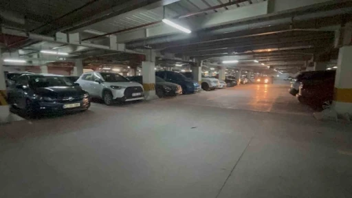 Kapalı otoparktaki şakalaşma kanlı bitti: Arkadaşını bı&ccedil;aklayarak &ouml;ld&uuml;rd&uuml;
