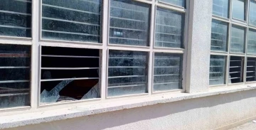 Kapalı spor salonunun camları kırıldı
