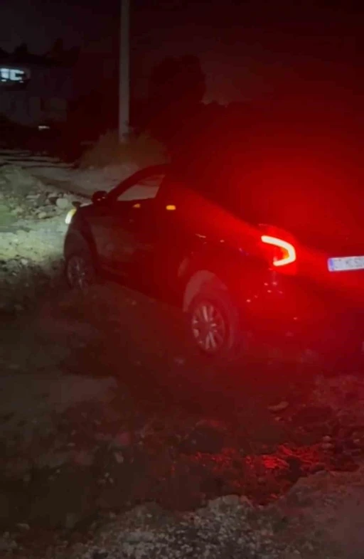 Kapatılan turizm yolundaki bariyerler kaldırılınca ara&ccedil;lar &ccedil;ukura d&uuml;şt&uuml;
