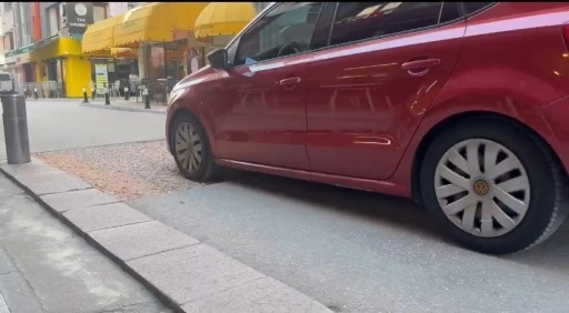 Kapatılmayan altyapı &ccedil;ukuru s&uuml;r&uuml;c&uuml;leri mağdur ediyor
