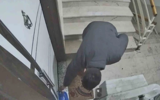 Kapı kapı para topladı, g&ouml;z&uuml; kargoda kaldı: G&uuml;venlik kamerası hırsızlığa engel oldu
