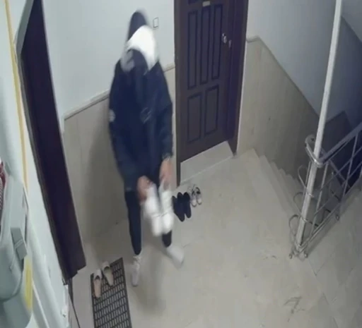 Kapı önündeki ayakkabıyı çalan kurye kameraya yansıdı
