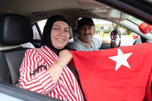Kapıkule&rsquo;den yurda giriş yapan gurbet&ccedil;iler: "Bayrağı g&ouml;r&uuml;nce b&uuml;t&uuml;n yorgunluğumuz ge&ccedil;iyor"
