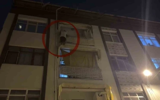 Kapısına gelen sivil polislerden korkup balkona &ccedil;ıkarak y&uuml;rekleri ağza getirdi
