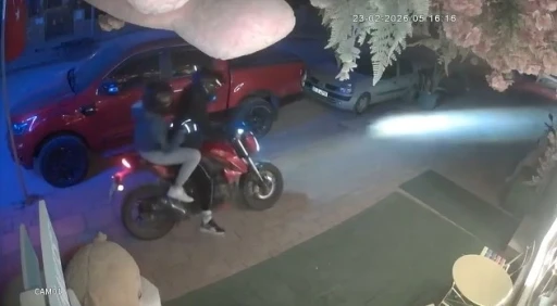 Kapıya 100 TL bırakıp 5 bin TL&rsquo;lik pel&uuml;ş ayıyı &ccedil;aldılar
