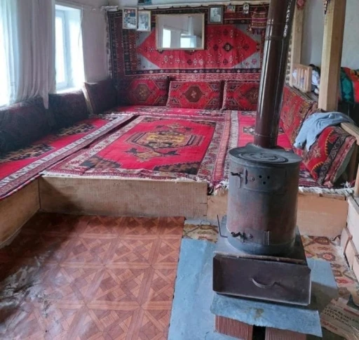 Kapıyı açamayınca duvarı delmişti, jandarmadan kaçamayan hırsız çaldığı halılarla yakalandı
