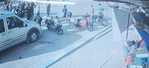 Kapıyı açmasıyla motosiklet sürücüsü yere yığıldı
