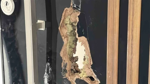 Kapıyı par&ccedil;alayarak takılmamış lavabo bataryalarını &ccedil;aldılar
