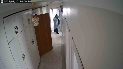 Kapıyı tıklatıp eve giren soyguncu kadınlar, kamerayı görünce panikledi
