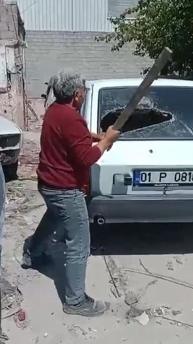 Kaportacıya kızdı, boyası dökülen aracının camlarını sopayla kırdı
