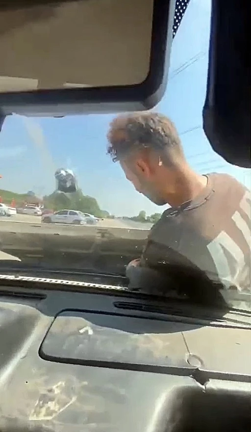 Kaput üzerinde giderek motoru kontrol ettiler
