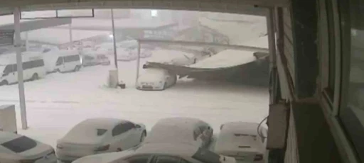 Kar ağırlığına dayanamayan sundurmanın ara&ccedil;ların &uuml;zerine &ccedil;&ouml;kt&uuml;ğ&uuml; anlar kamerada
