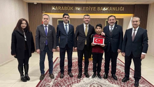 Kar altında İstiklal Marşını okuyan &ouml;ğrenciye Başkan &Ccedil;etinkaya da kayıtsız kalmadı
