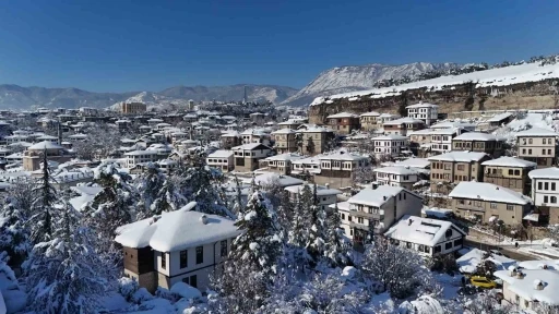 Kar altında masalsı g&ouml;r&uuml;nt&uuml;ler sunan UNESCO Kenti Safranbolu dron ile g&ouml;r&uuml;nt&uuml;lendi
