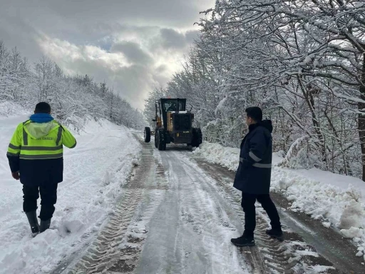 Kar altında s&uuml;rpriz denetim: Vatandaş Kaymakamı karşısında buldu
