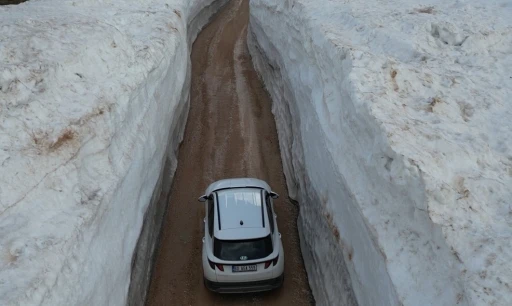 Kar duvarları arasında kalan yol g&ouml;renleri hayrete d&uuml;ş&uuml;rd&uuml;
