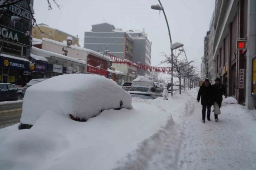 Kar Erzurum&rsquo;u esir aldı, ara&ccedil;lar karın i&ccedil;inde kayboldu
