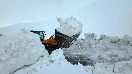 Kar esareti bitiyor: Bah&ccedil;esaray yolu 3 ay sonra yeniden a&ccedil;ılıyor
