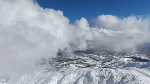 Kar hasretini bin 744 rakımlı dağda giderdiler: Zirvede kış manzarası g&ouml;rsel ş&ouml;len sundu
