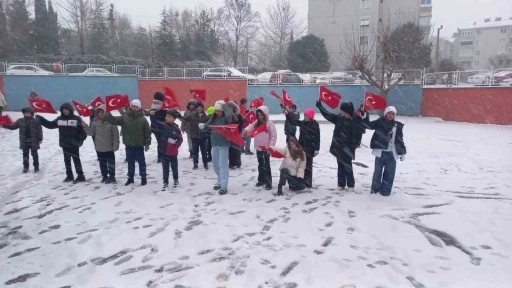 Kar ile bayraklar birleşti, okullar kırmızı-beyaza b&uuml;r&uuml;nd&uuml;
