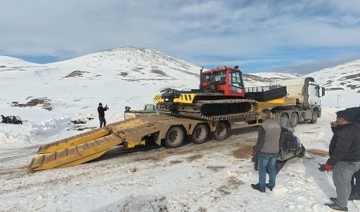 Kar kalınlığı 1 metreye ulaştı, kayak tesisi sezon a&ccedil;ılışına hazırlanıyor
