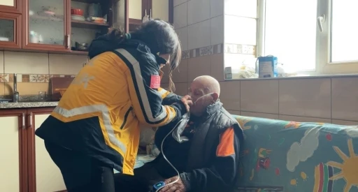 Kar kalınlığının 145 santimetreyi aştığı Ovacık&rsquo;ta hayat kurtaran m&uuml;dahale
