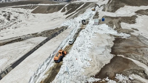 Kar kalınlığının 7 metreyi bulduğu Nemrut yolunda &ccedil;alışma başlatıldı
