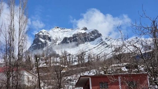 Kar k&uuml;tlesi şelale gibi aktı
