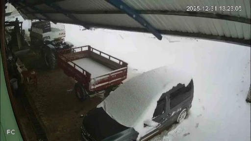 Kar k&uuml;tlesini taşıyamayan &ccedil;atı ara&ccedil;ların &uuml;zerine &ccedil;&ouml;kt&uuml;
