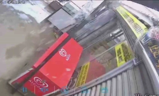 Kar k&uuml;tlesini taşıyamayan plastik &ccedil;atının yerle bir olmasıyla korku dolu anlar yaşadılar
