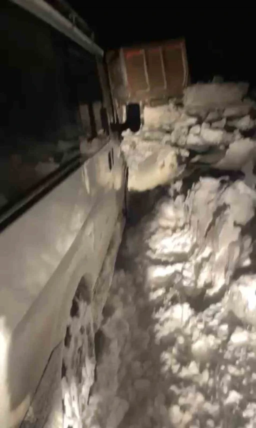 Kar nedeniyle yolda kalan ara&ccedil;lar, lastik iziyle kurtuldu
