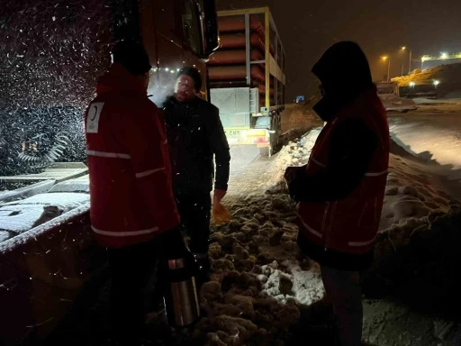 Kar sebebiyle kapanan yolda ekiplerden vatandaşlara sıcak i&ccedil;ecek ikramı
