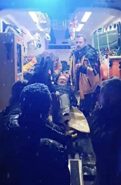 Kar sebebiyle k&ouml;yde mahsur kalan hasta i&ccedil;in seferber oldular
